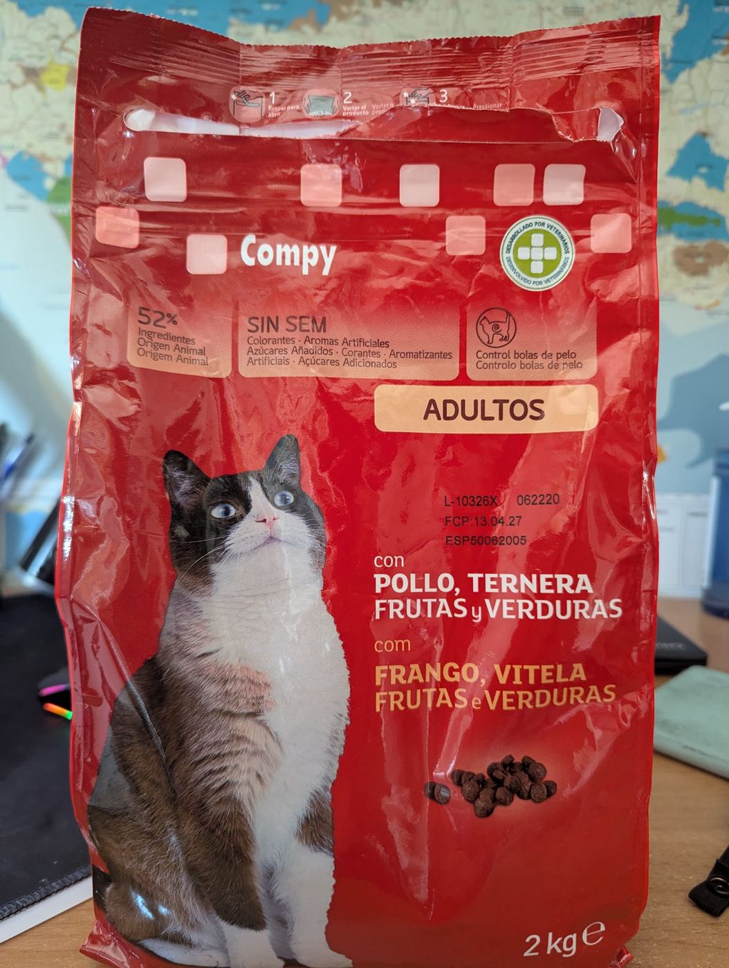 Saco de 2 kg de Compy Gatos Adultos con Pollo, Ternera, Frutas y Verduras